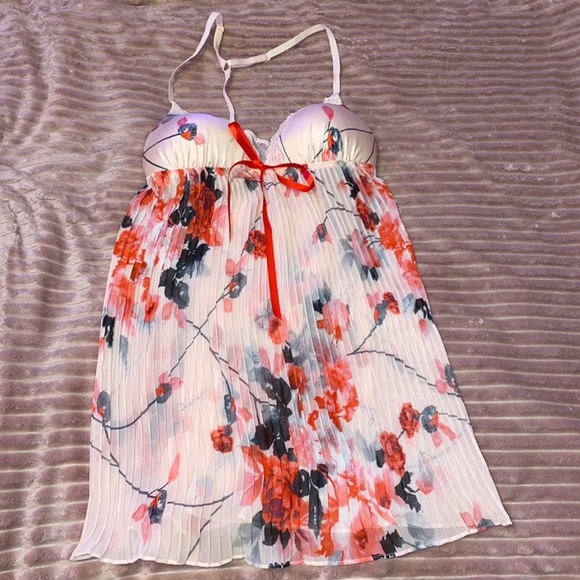 Lingerie - Picture 1 of 3